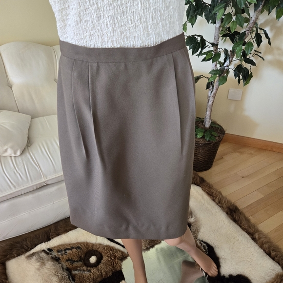 Taupe Le Suit, Double-Breasted Woman's Business Suit, Blazer, Skirt, Size 12 - Picture 10 of 11